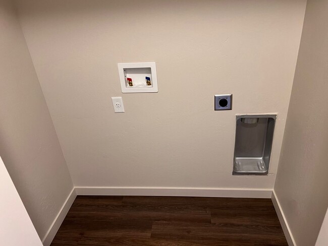 Building Photo - Beautiful Spacious New Built Townhome for ...