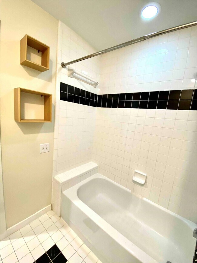 Building Photo - 823 Robin St