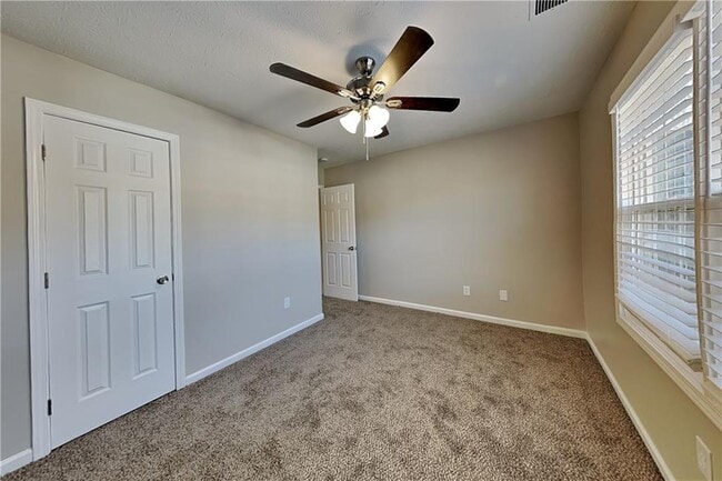 Building Photo - 11 Emerald Ct