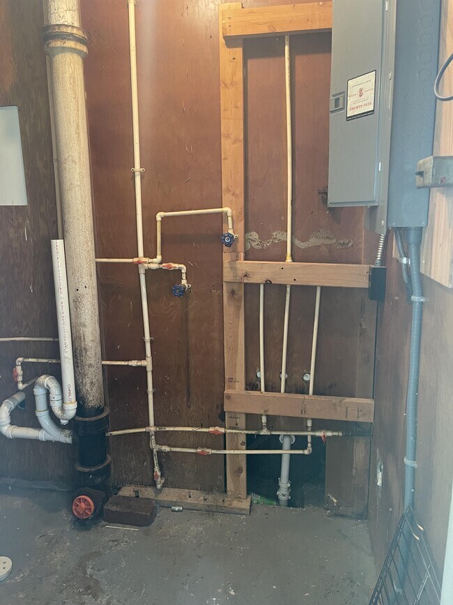 Building Photo - 887 Kickapoo Ave