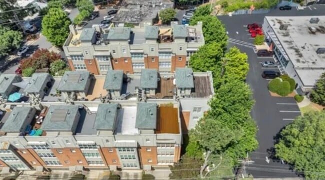 Building Photo - 1390 Dutch Valley Pl NE