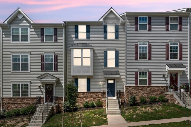 Primary Photo - Elegant Townhome Close to I-95 and Downtow...