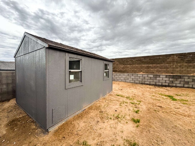 Building Photo - "Charming 3-Bedroom, 2 Bathroom Pool Home in Ocotillo!" HALF OFF FIRST MONTH'S RENT IF A LEASE IS...