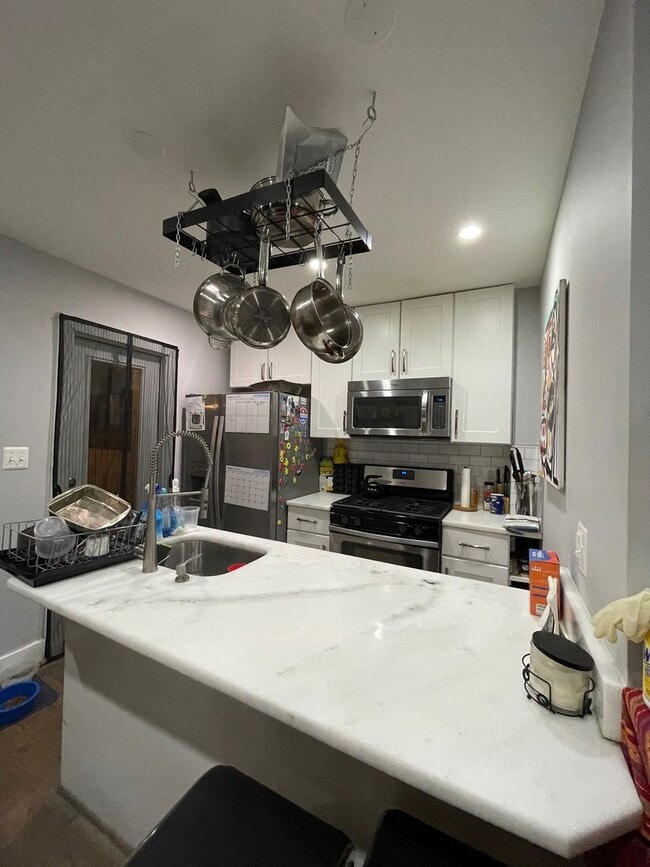 Building Photo - Spacious 2BR Townhouse with Backyard & Bon...