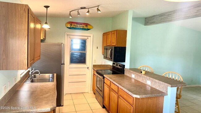 Building Photo - 225 Magnolia St