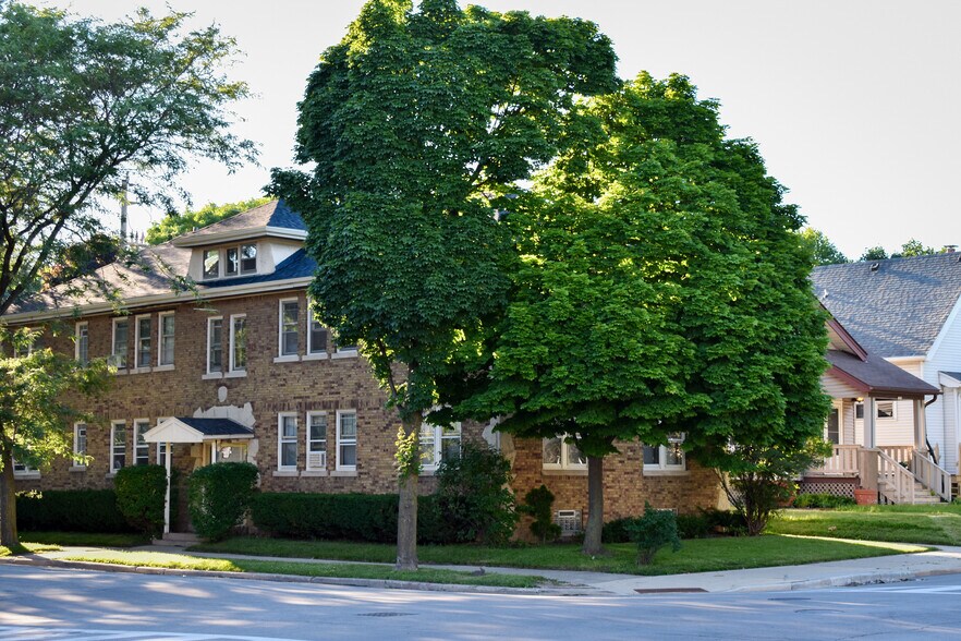 Building Photo - 1726 East Linnwood Avenue