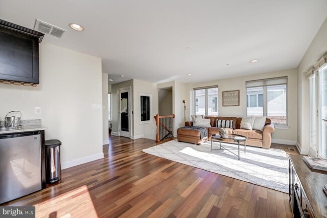 Building Photo - 621 Ponte Villas N