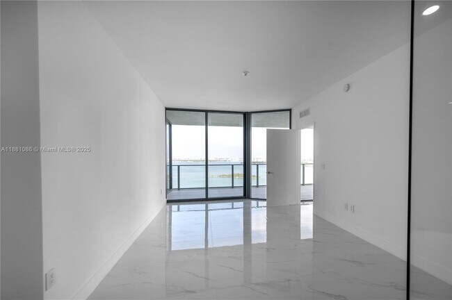 Building Photo - 700 NE 24th St