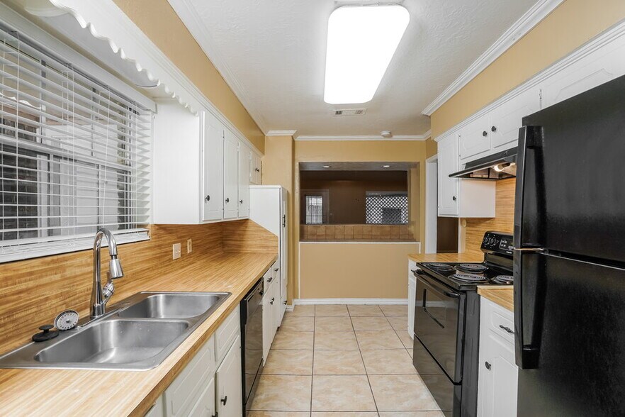 Building Photo - 23331 Bayleaf Dr