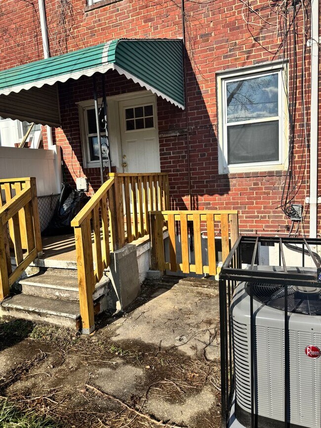 Building Photo - 2 Bedroom  Townhome in Belair-Edison!
