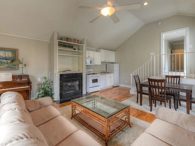 Building Photo - Harbor Town Home with Mother-In-Law Suite! All Major Appliances Included! Pets are welcome with o...