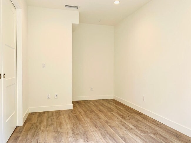 Building Photo - LIVE BY THE BEACH! LUXURY PACIFIC BEACH 3-...