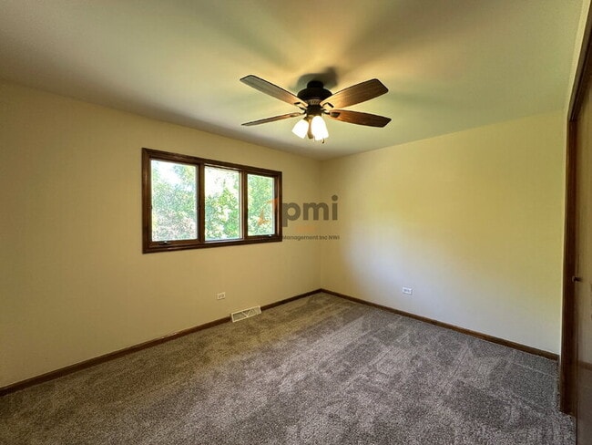 Building Photo - 334 Little John Dr