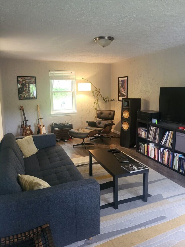 Building Photo - Updated 3 Bed, 1.5 Bath Home in Forest Hills - Available July 1!