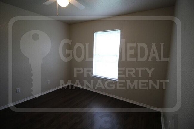Building Photo - 2701 Alma Dr