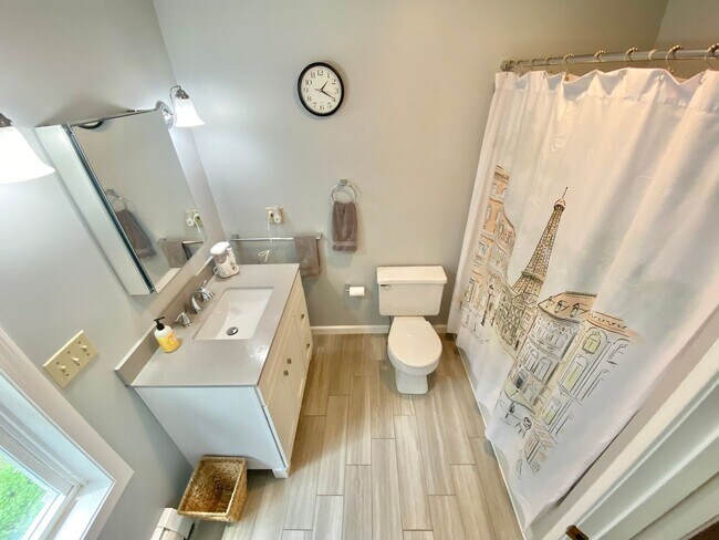 Building Photo - 3 Bedroom Home Colchester Available 8/15th!