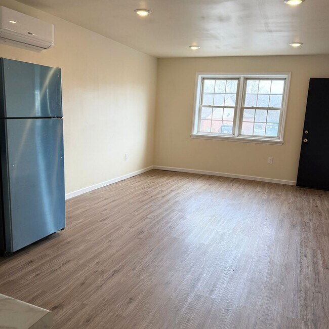 Building Photo - Newly Renovated 2BR in Downtown Myersville!