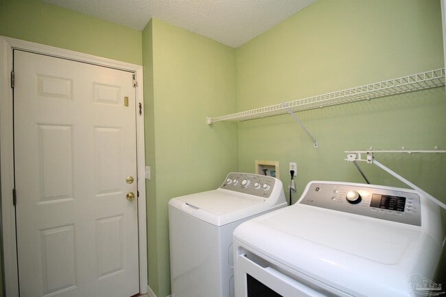 Building Photo - 5947 Grandview Dr