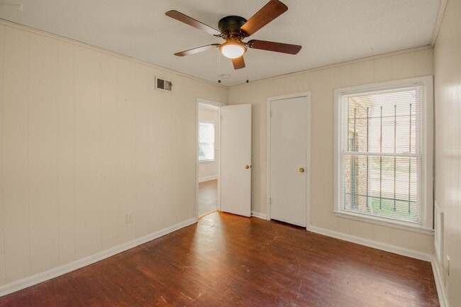 Building Photo - VOUCHERS ACCEPTED!!  Fully Updated 3BR/1B ...