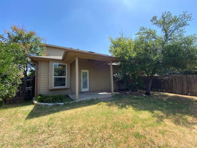Building Photo - 2221 Nestlewood Dr