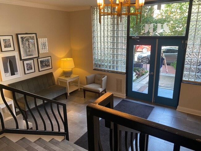 Building Photo - Charming 1 Bed 1 Bath Mid-Rise Condo In We...