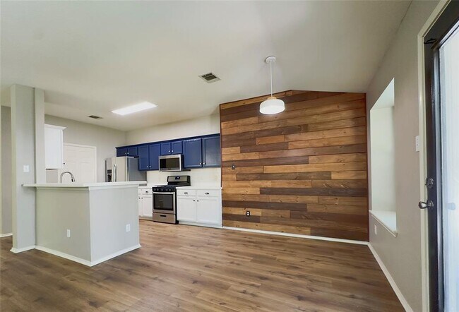 Building Photo - 906 Mammoth Ct