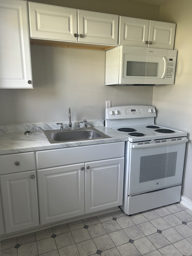 Building Photo - 129 Holiday Dr