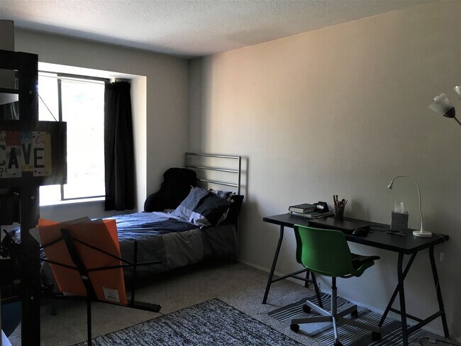 Building Photo - Charming Split Level in NE Bend - HUGE Yard!