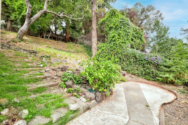 Building Photo - 733 Grosvenor Pl