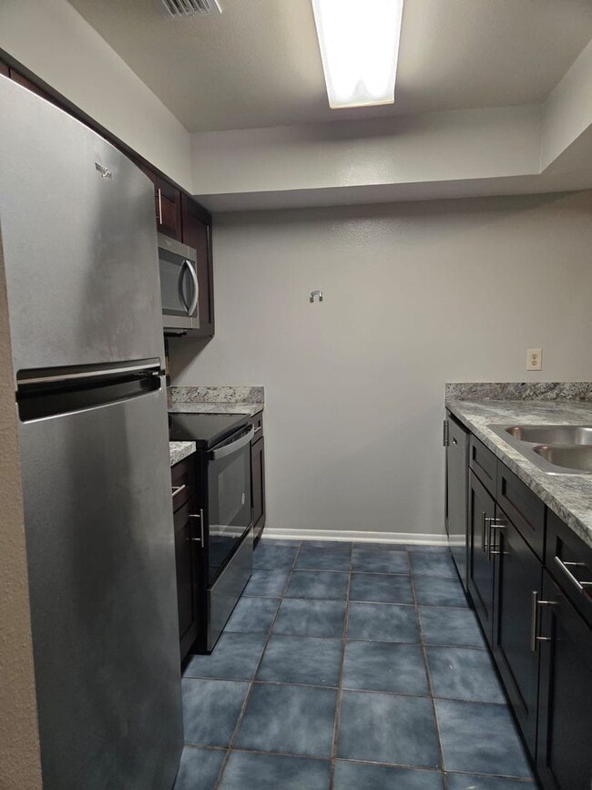 Building Photo - 2 bedroom + loft, 2 bathroom townhome near UCF