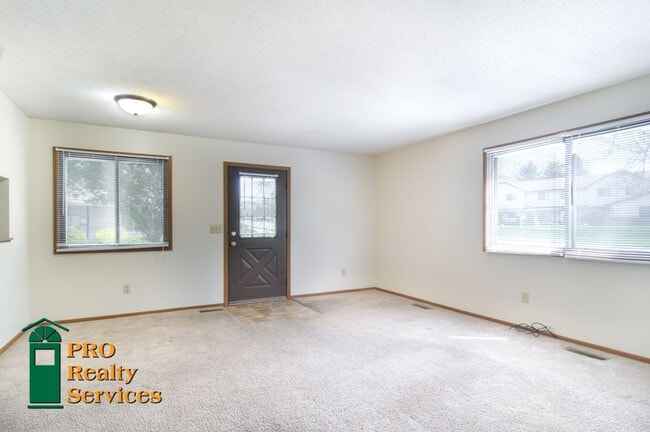 Building Photo - 2 Bedroom Townhome in Oakdale