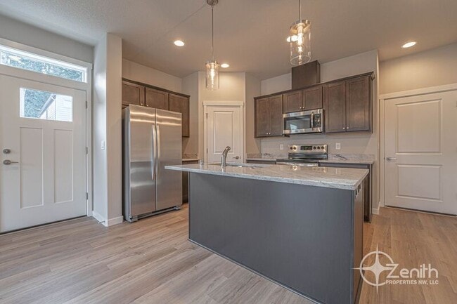 Building Photo - 4915 NE 2nd Ct