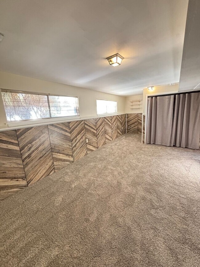 Building Photo - Haunt Down This Deal – 4 Weeks Free on Coz...