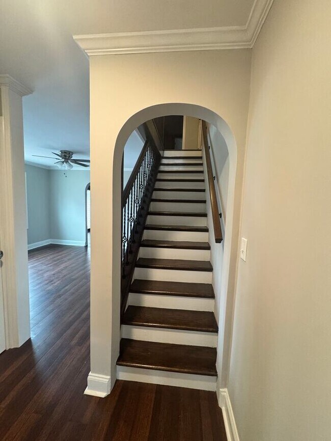 Building Photo - 4 bedroom 2.5 bath with large yard and in ground pool