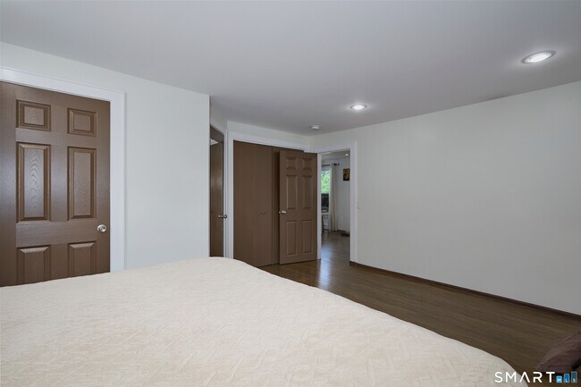 Building Photo - 1374 Huntington Turnpike