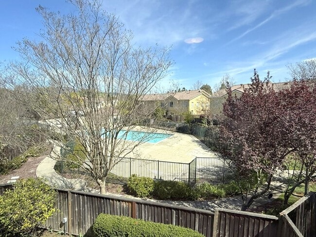 Building Photo - BEAUTIFUL BRIDGES END TOWNHSE, NEAR PARKS, GOLF COURSE, COYOTE CREEK ELEMENTARY !