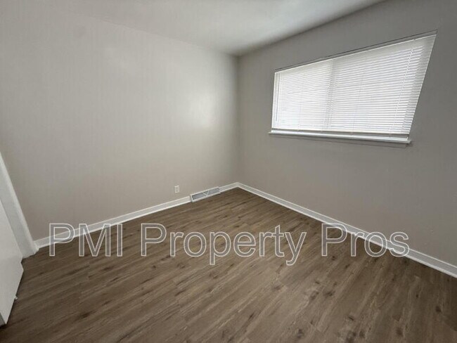 Building Photo - 7701 W Hampton Ave