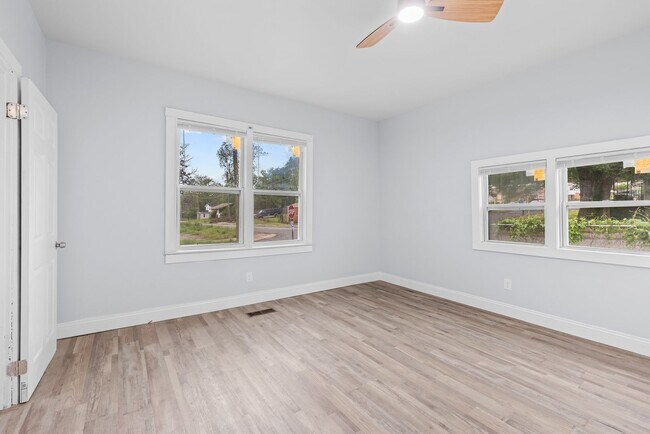Building Photo - Charming 4 Bedroom, 1 Bathroom house