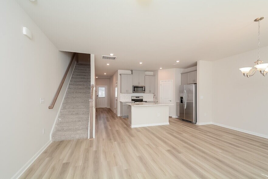 Building Photo - 206 Brook Farm Ln