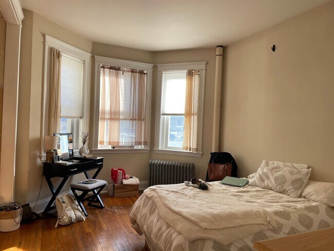 Building Photo - 2BR 1Bth unit. Heat/Hot Water included. Great location!