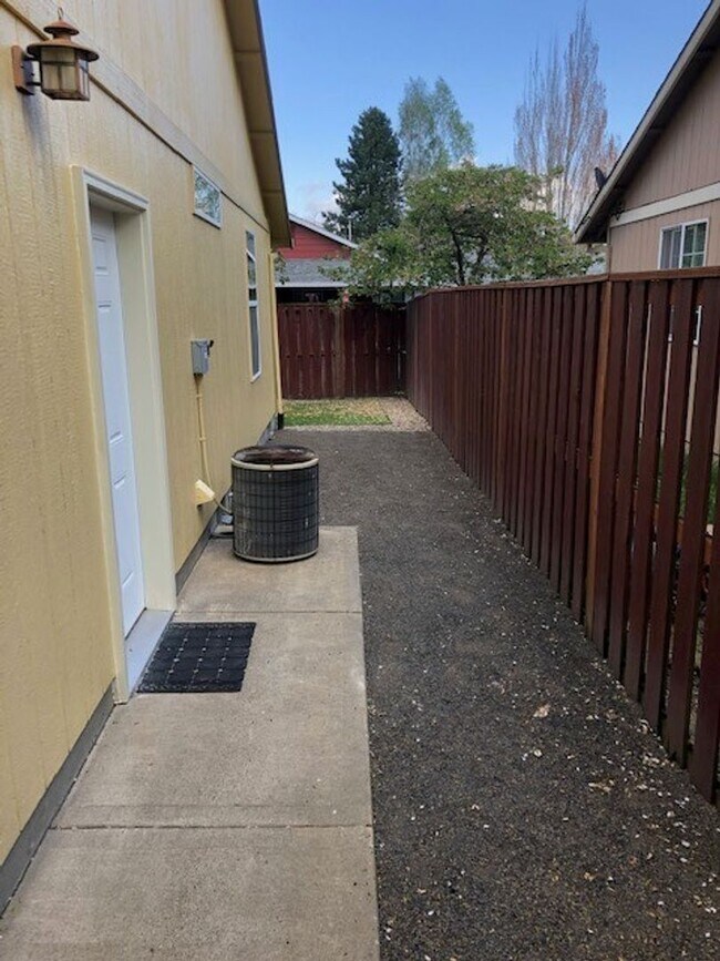Building Photo - Completely renovated 3 Bed, 2.5 Bath Townhouse in McMinnville- Pets on Approval, Landscaping Incl...
