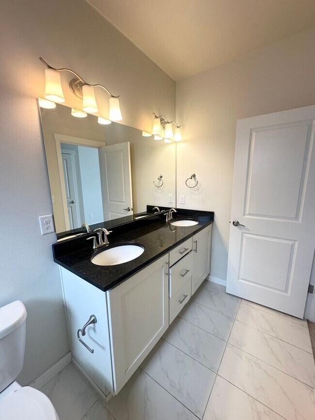 Building Photo - Modern 2-bed, 2-bath Townhome in Shoreline.