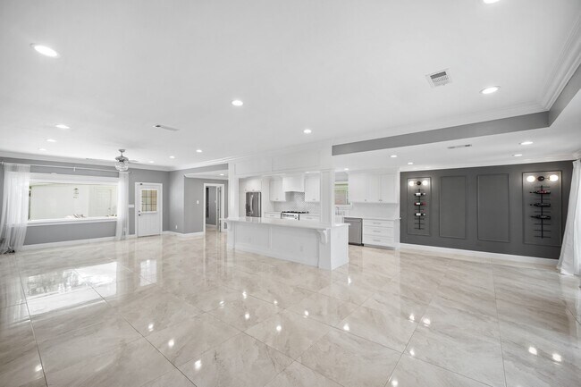 Building Photo - 6215 S Braeswood Blvd