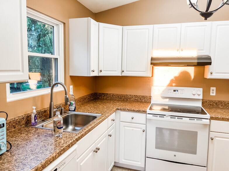 Kitchen - 4 Orchard Ln