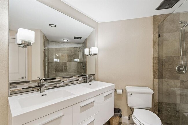 Building Photo - 1 Beach Dr SE