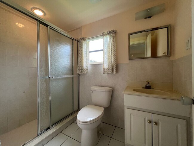 Building Photo - ** Annual ** 2 Bed / 2 Bath ** Single Fami...