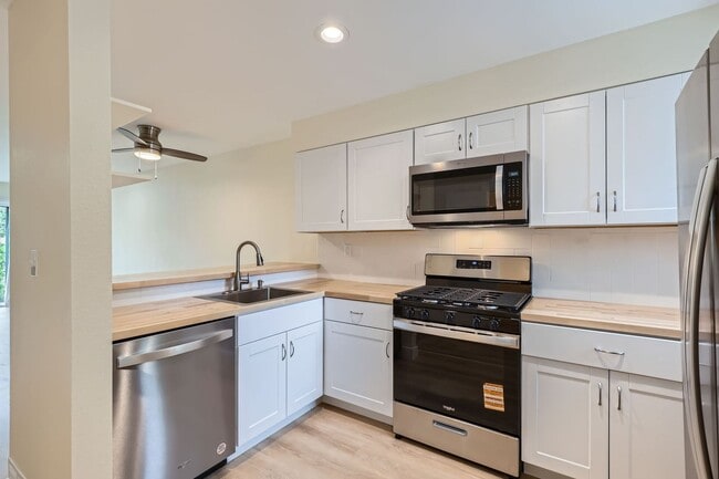 Building Photo - Bright & Updated 2-Bedroom Townhome with Bonus Basement Space in Lakewood!