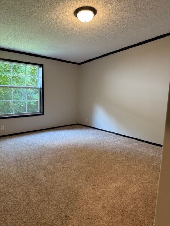 Building Photo - Available Now Spacious 3 Bedroom Home on P...