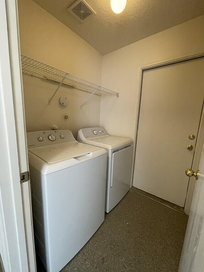 Building Photo - 3119 El Caballero Dr SW