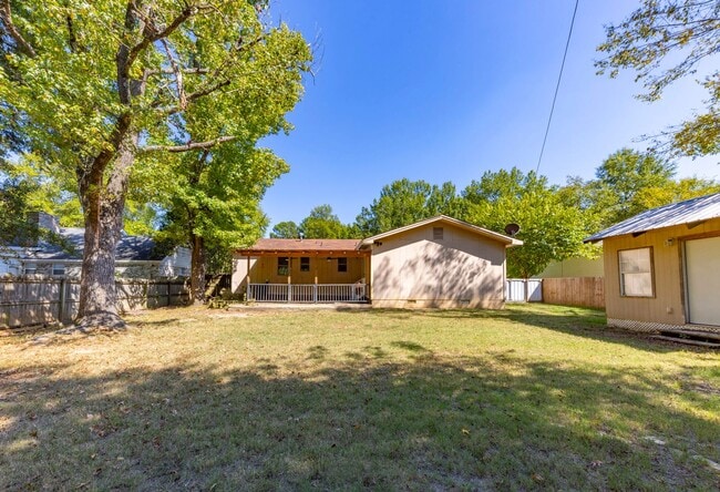 Building Photo - 1007 N Holly St